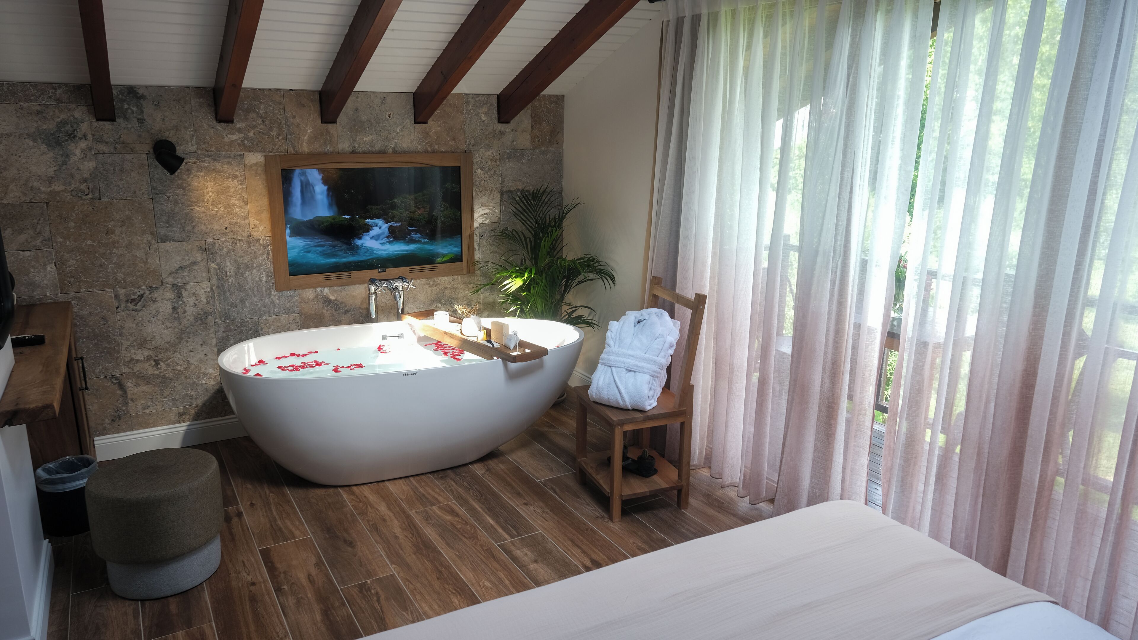 Cati Deluxe Kuvetli Oda | Premium-sengetøj, minibar, skrivebord