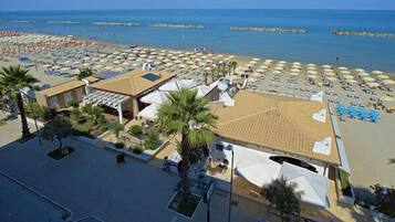 Pantai persendirian, pasir putih, kerusi lepak pantai, payung