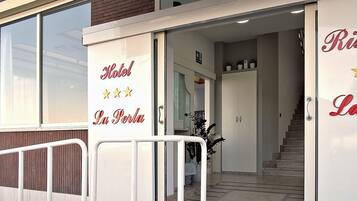 Pintu masuk hartanah