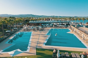 2 outdoor pools
