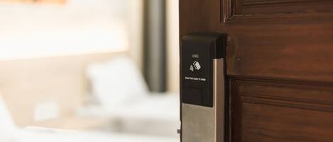 Puerta de una habitación de hotel con lector de tarjetas para acceso.