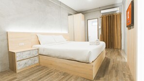 Standard Premier | Blackout curtains, free WiFi, bed sheets - B2 Santitham Boutique and Budget Hotel (Chiang Mai)
