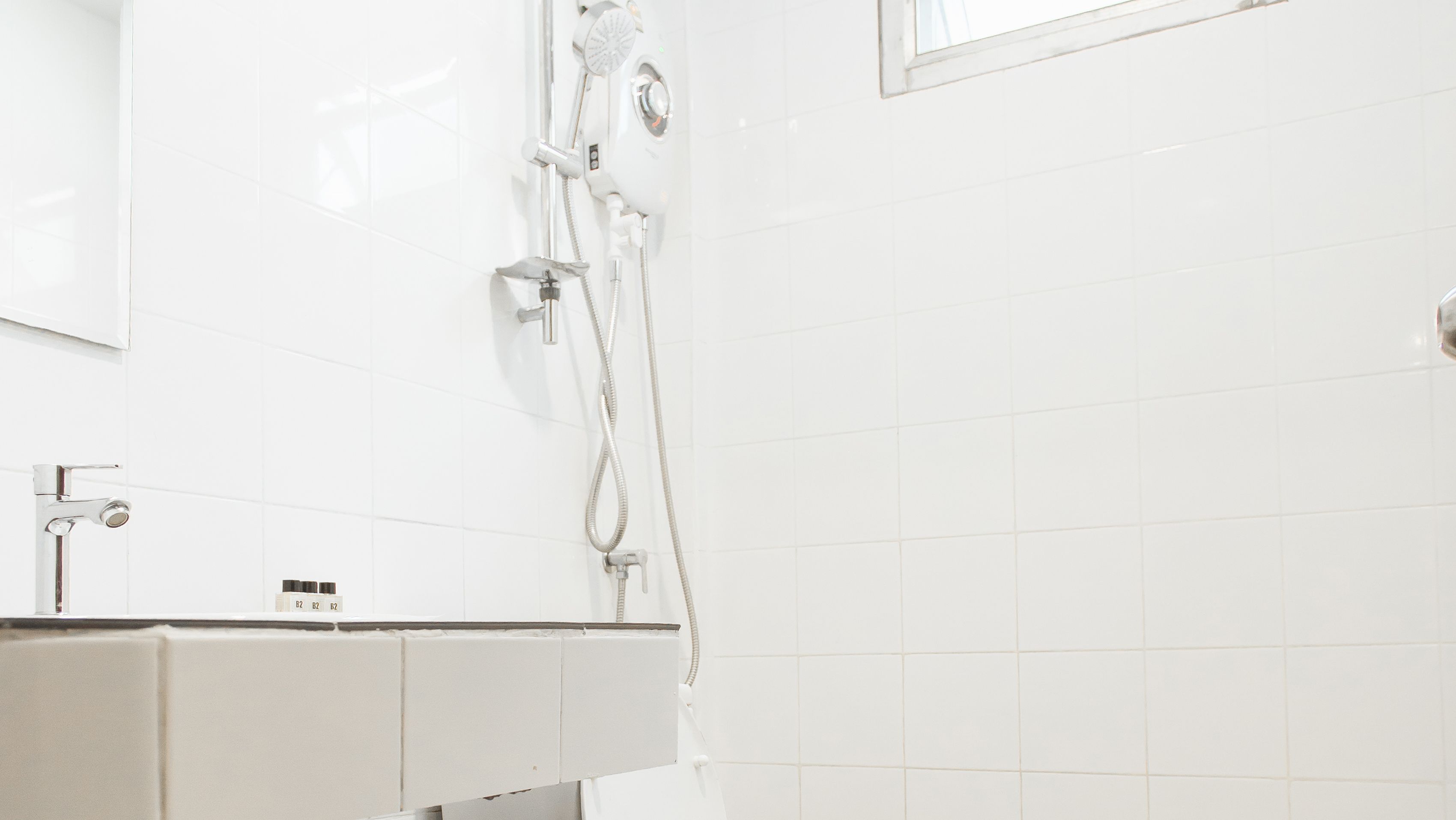 Standard Premier | Badkamer | Een douche, een regendouche, handdoeken, zeep