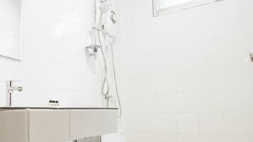 Standard Premier | Badkamer | Een douche, een regendouche, handdoeken, zeep