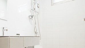 Standard Premier | Badkamer | Een douche, een regendouche, handdoeken, zeep