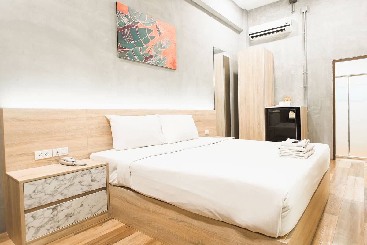 Superior Premier | Blackout curtains, free WiFi, bed sheets
