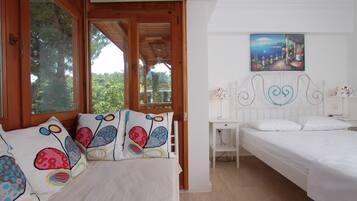 Standard Triple Room | Minibar, desk, free cribs/infant beds, free WiFi