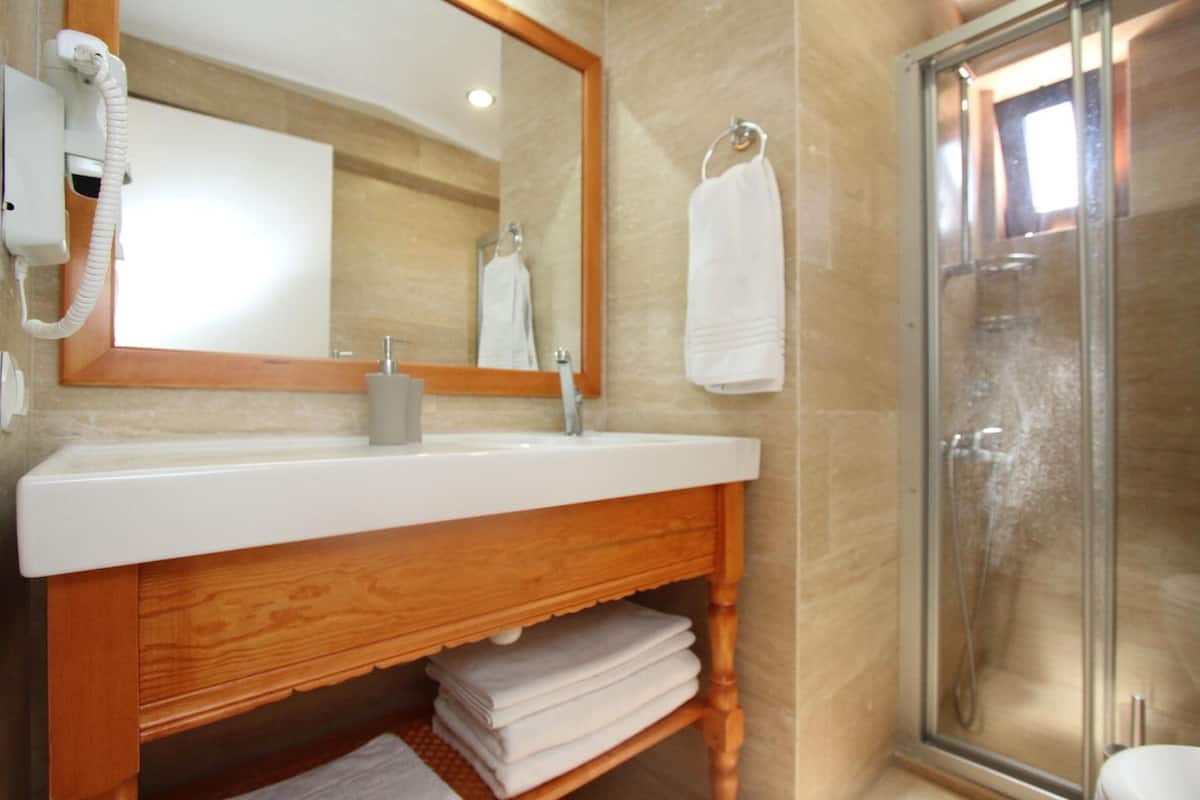 shower, free toiletries, hair dryer, slippers