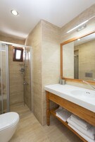 Ducha, artículos de tocador gratuitos, secador de pelo, pantuflas