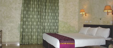 In-room safe, desk, free WiFi