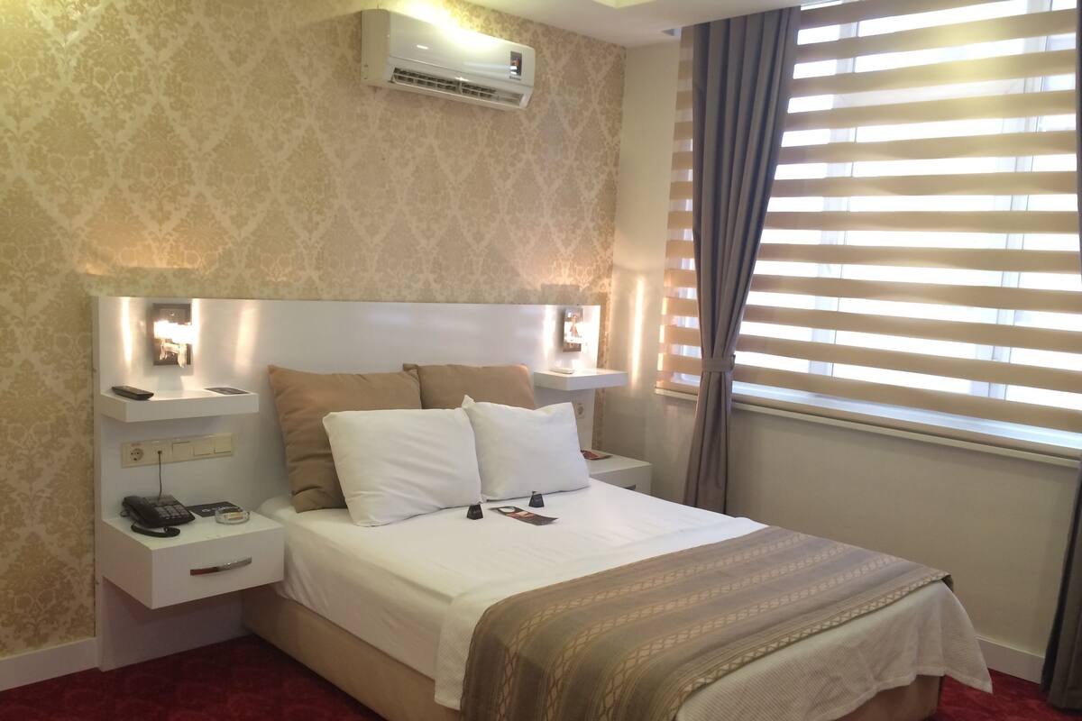 Deluxe Single Room | In-room safe, desk, iron/ironing board, rollaway beds