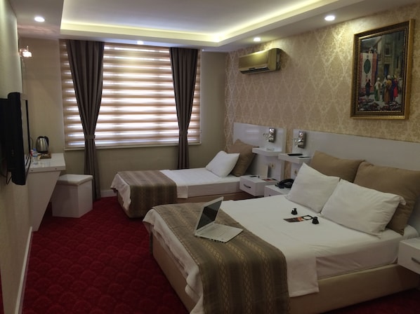 Deluxe Triple Room | In-room safe, desk, iron/ironing board, rollaway beds