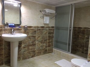 Deluxe Triple Room | Bathroom | Shower, free toiletries, hair dryer, slippers