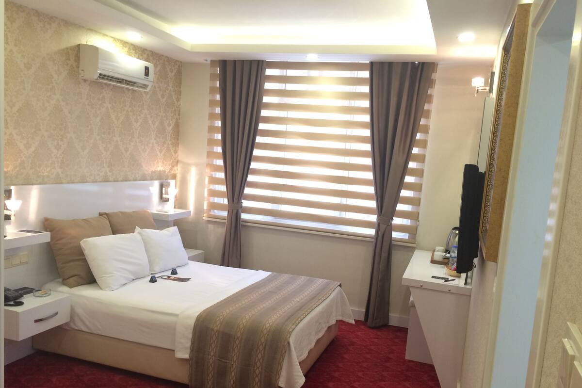 Deluxe Double Room | In-room safe, desk, iron/ironing board, rollaway beds