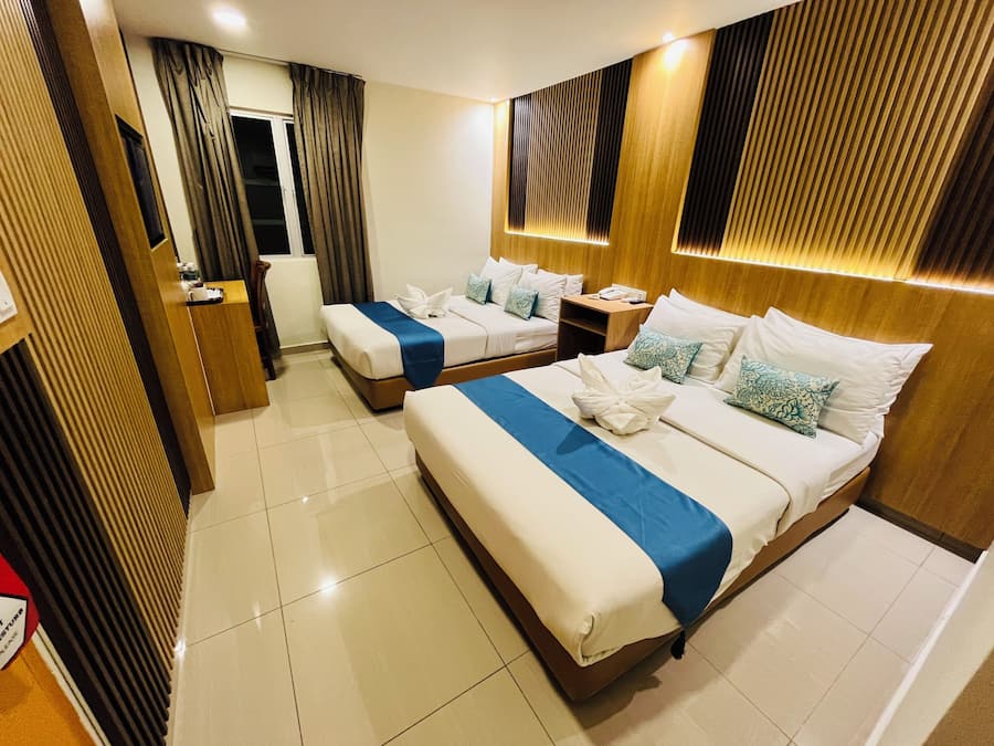 Phòng đôi dành cho gia đình | Nệm Select Comfort, minibar, bàn, khu vực làm việc phù hợp cho laptop