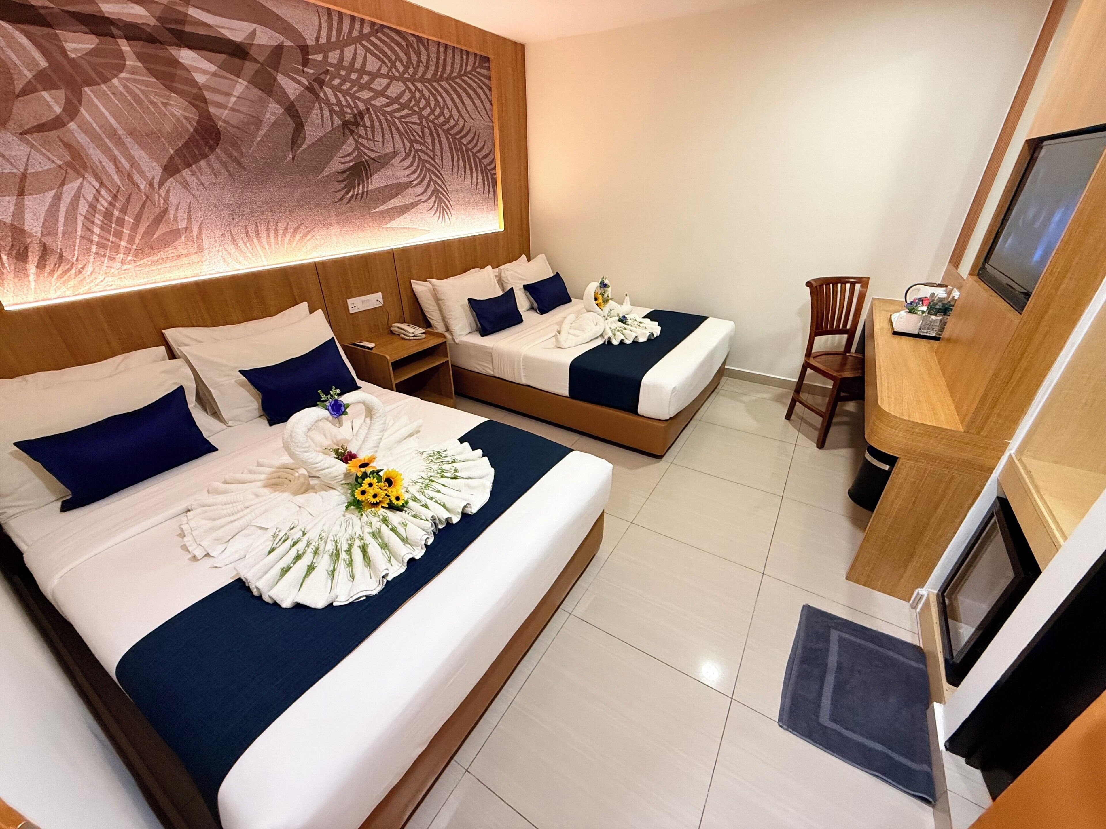 Quarto casal família | Camas Select Comfort, frigobar, escrivaninha