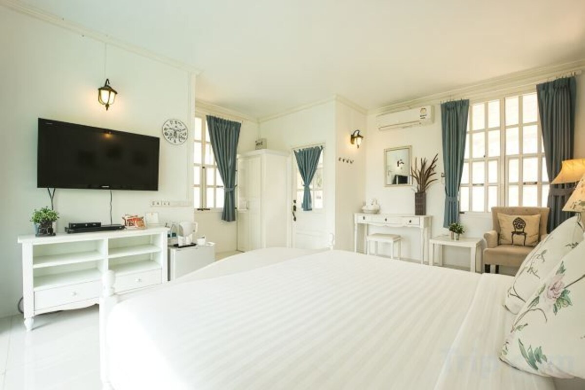 Desk, free WiFi, bed sheets