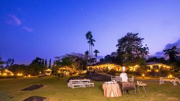 Breakfast, lunch, dinner served; local and international cuisine