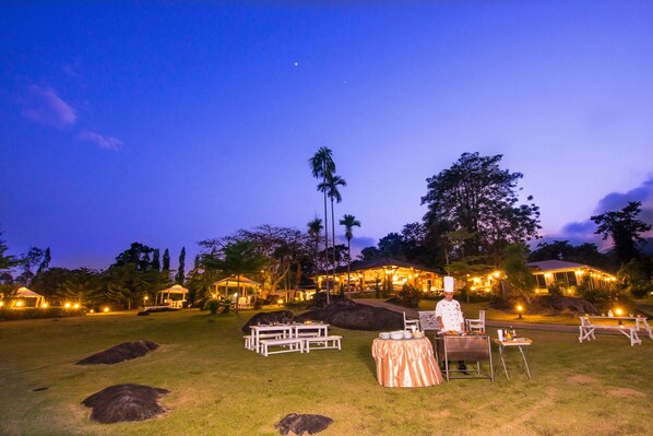 Breakfast, lunch, dinner served; local and international cuisine