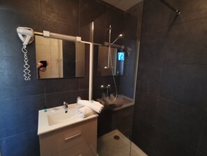 Regadera, amenidades de baño gratuitas, secadora de cabello, toallas 