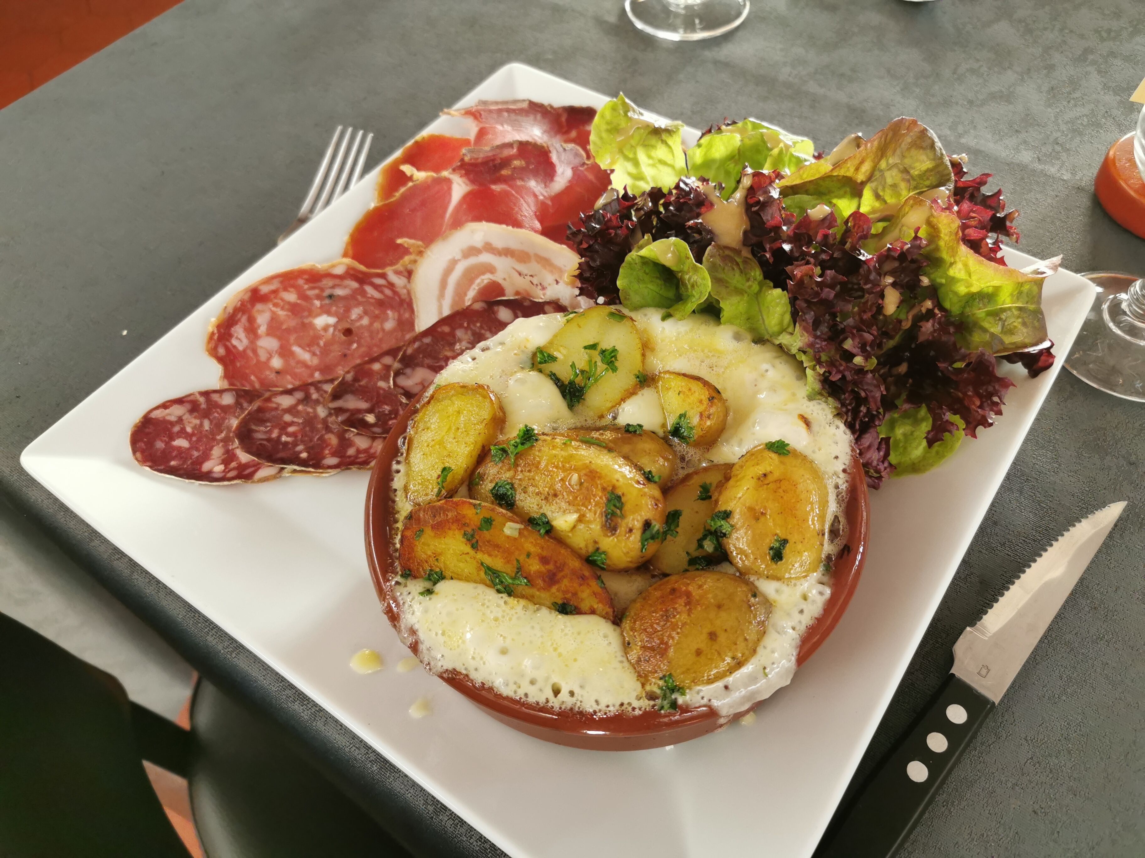 Se sirven desayunos, comidas y cenas con mesas al aire libre 