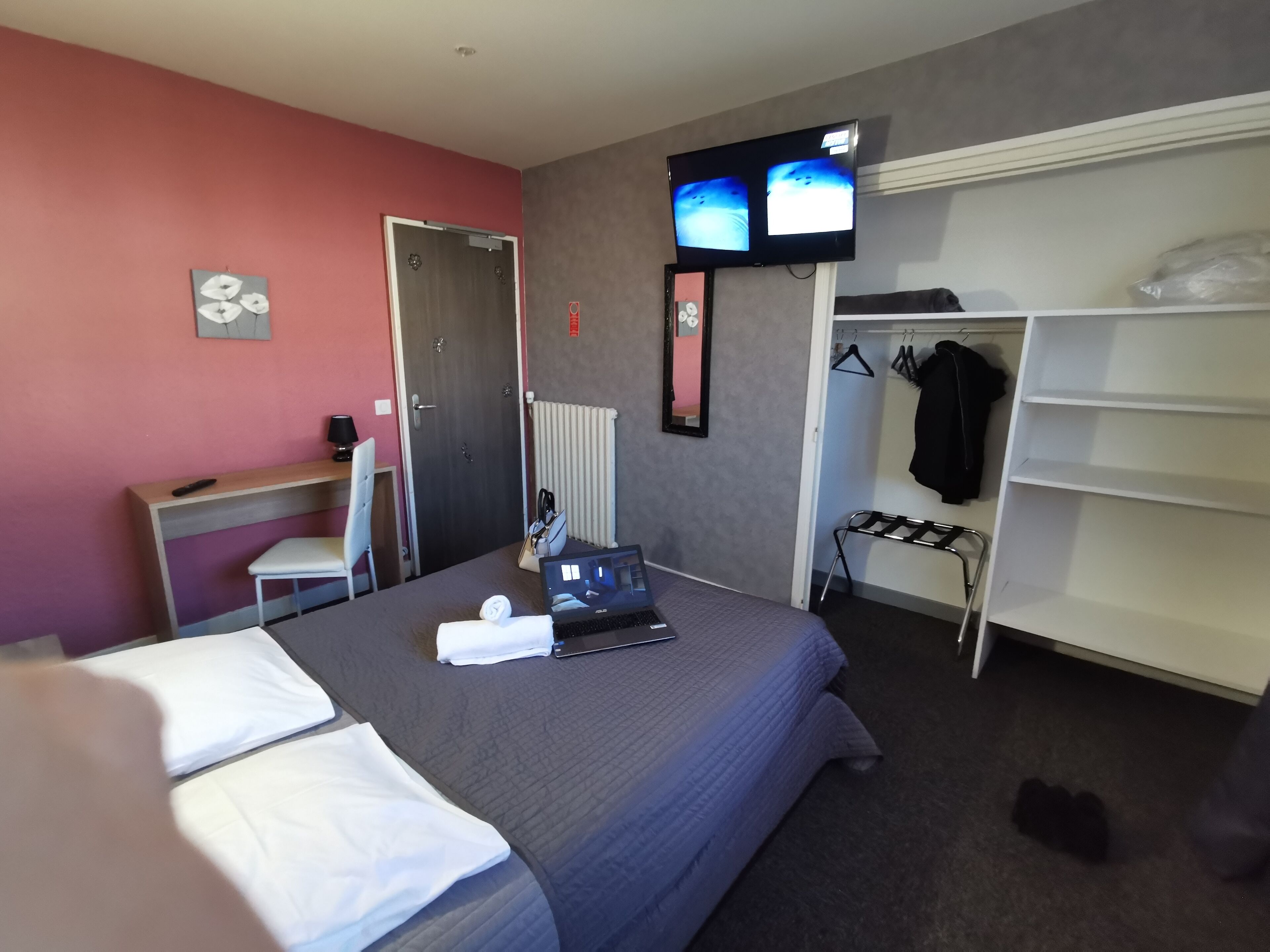 Muebles diferentes, escritorio y espacio para trabajar con laptop 