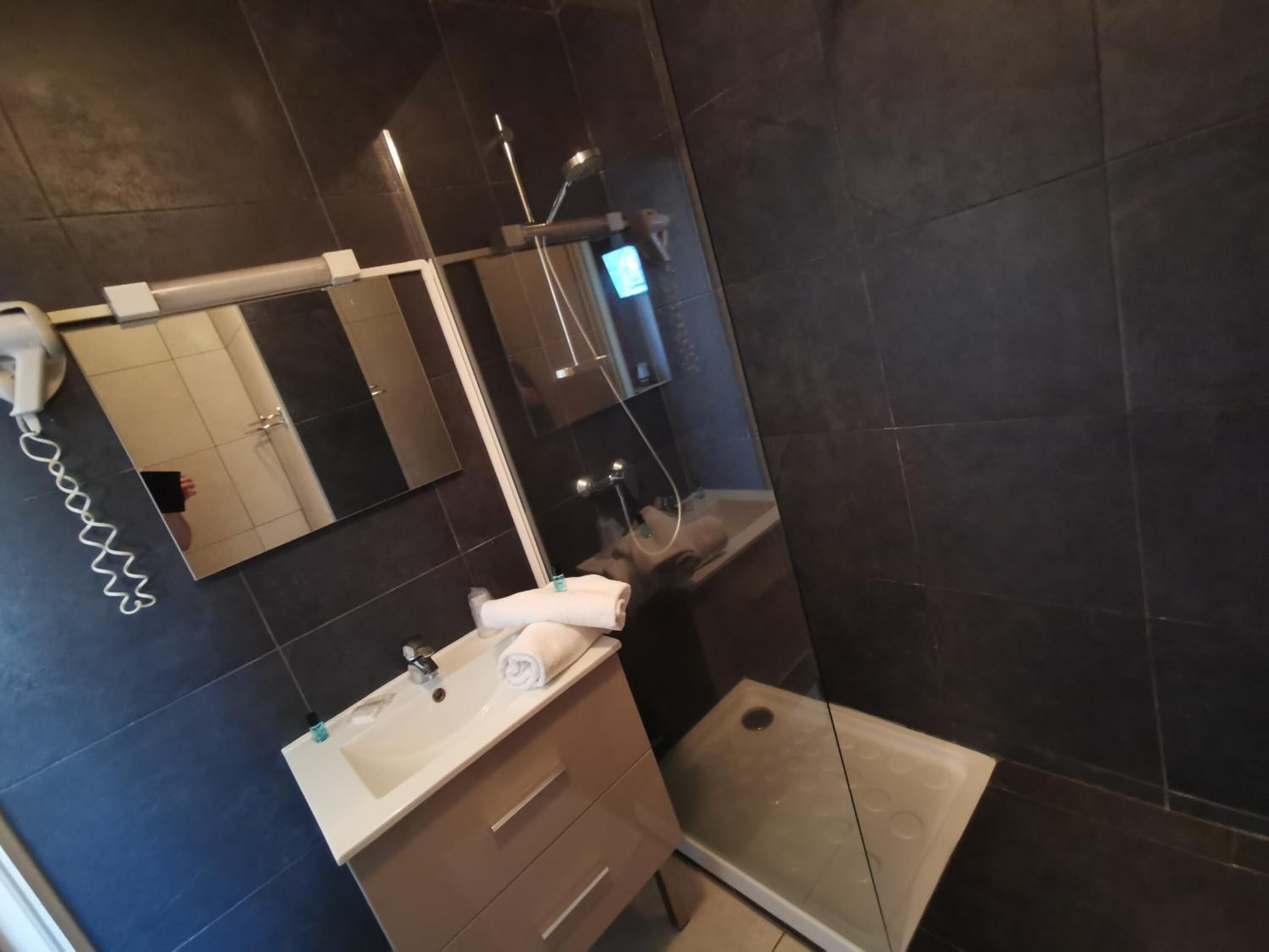 shower, free toiletries, hair dryer, towels