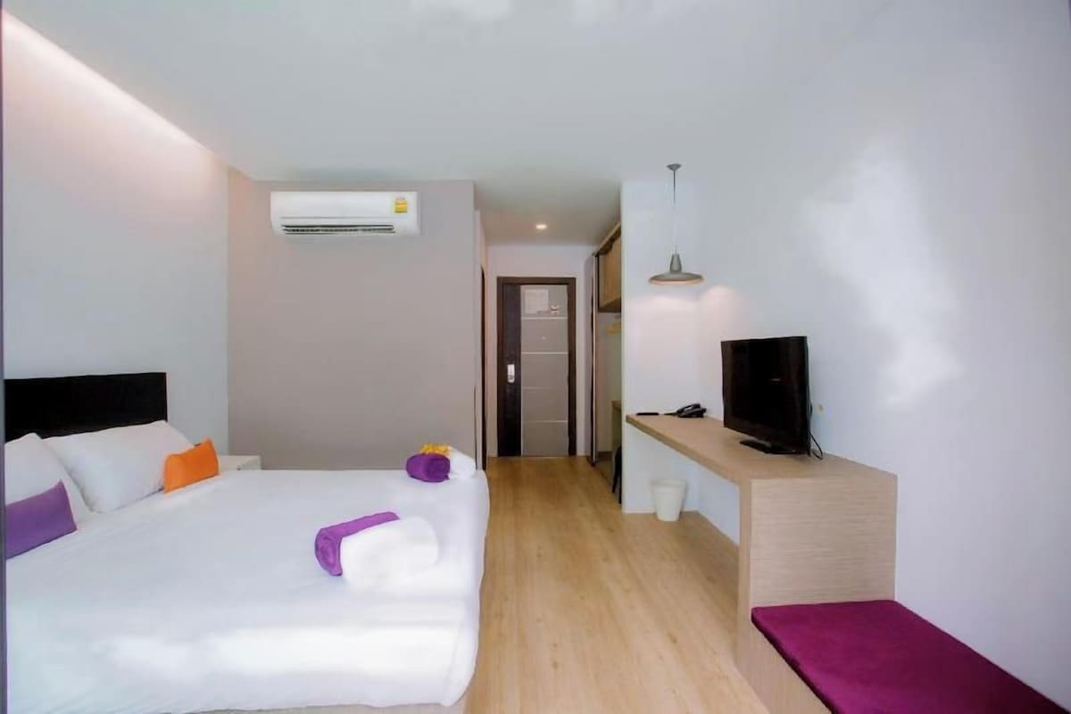 Minibar, in-room safe, blackout curtains, free WiFi