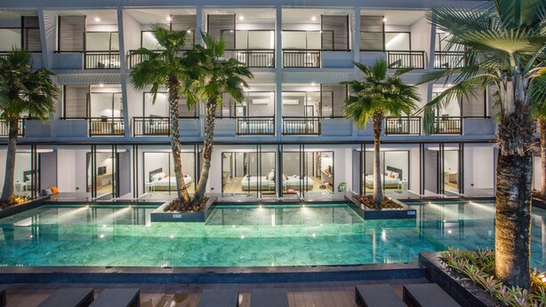 A modern hotel with a swimming pool, multiple balconies, and palm trees. - Chaweng Villawee (Koh Samui)