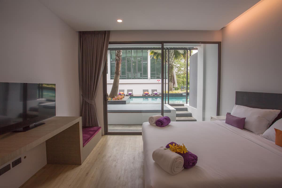 Deluxe Room with Pool Access | Minibar, in-room safe, blackout drapes, free WiFi