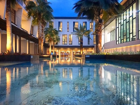 Outdoor pool, pool umbrellas, sun loungers