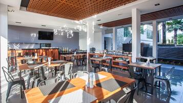 Desayuno buffet diario (THB 300.00 por persona)