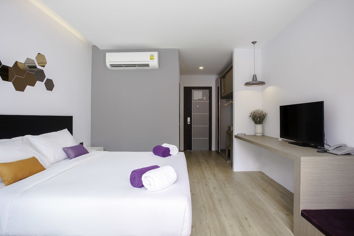 Minibar, in-room safe, blackout curtains, free WiFi