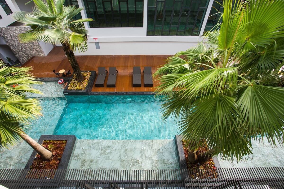 Deluxe Triple Room with Pool View | 迷你吧、客房內保險箱、遮光布/窗簾、免費無線上網