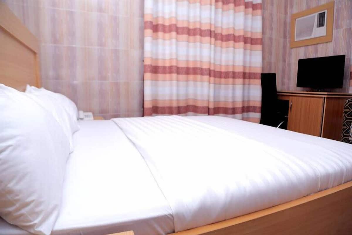 Standard Double Room | Desk, WiFi (free)