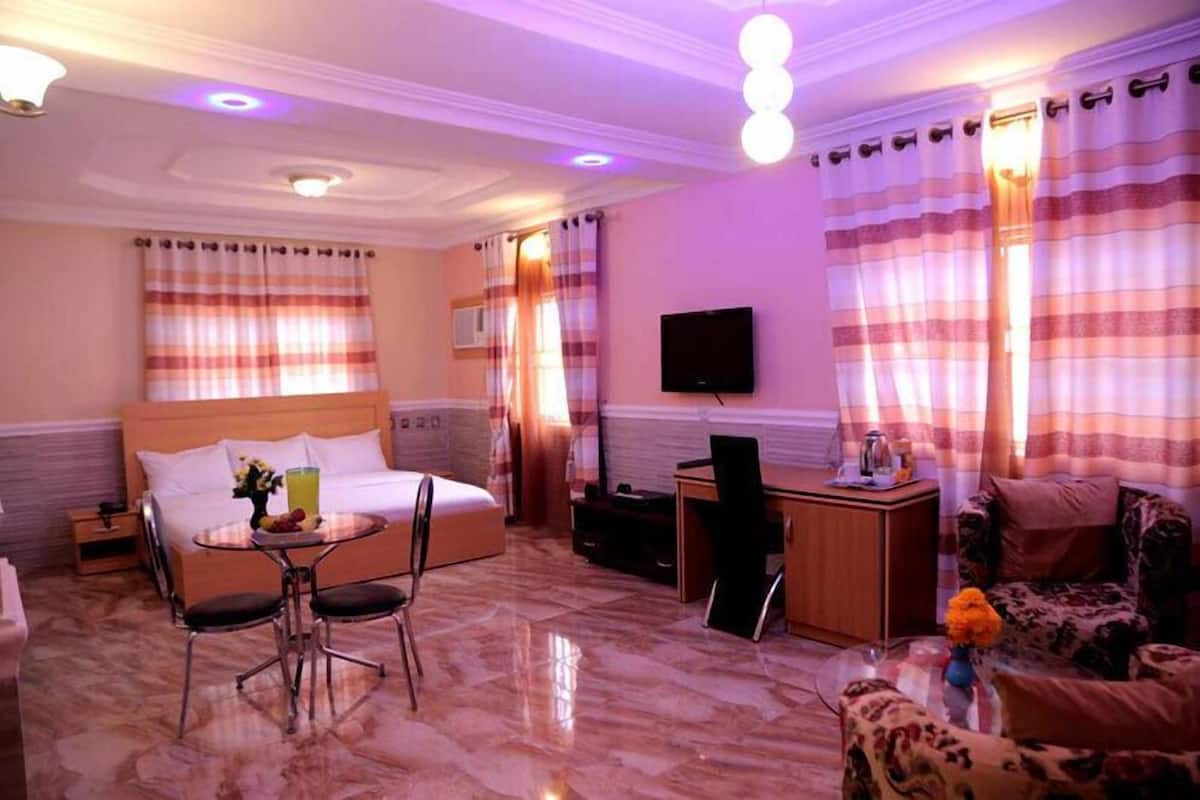 Grand Suite | Living area | Plasma TV