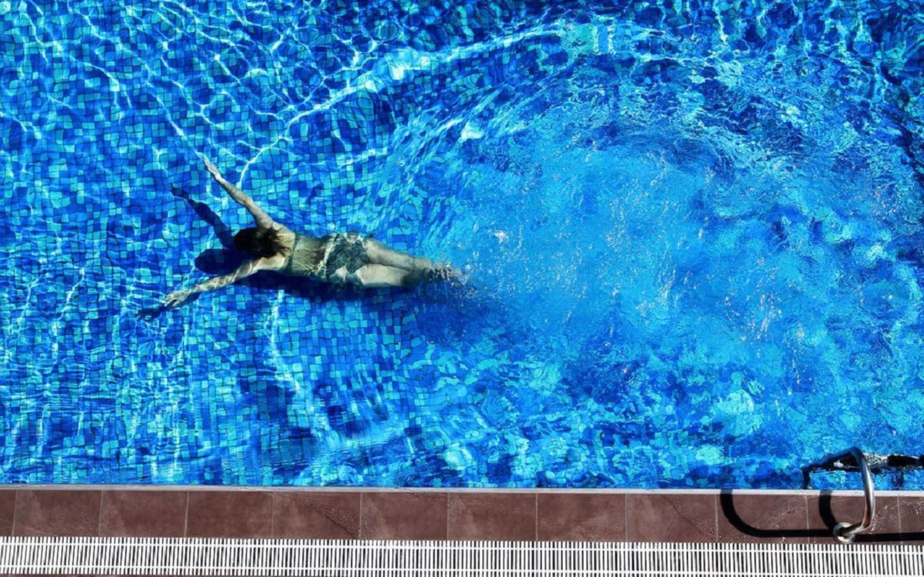 Una piscina al aire libre de temporada