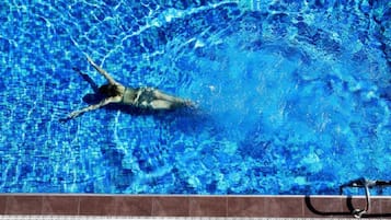 Una piscina al aire libre de temporada