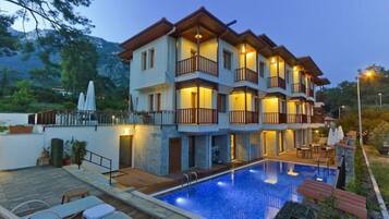 Una piscina al aire libre de temporada