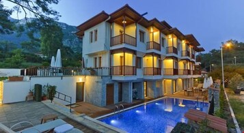 Una piscina al aire libre de temporada