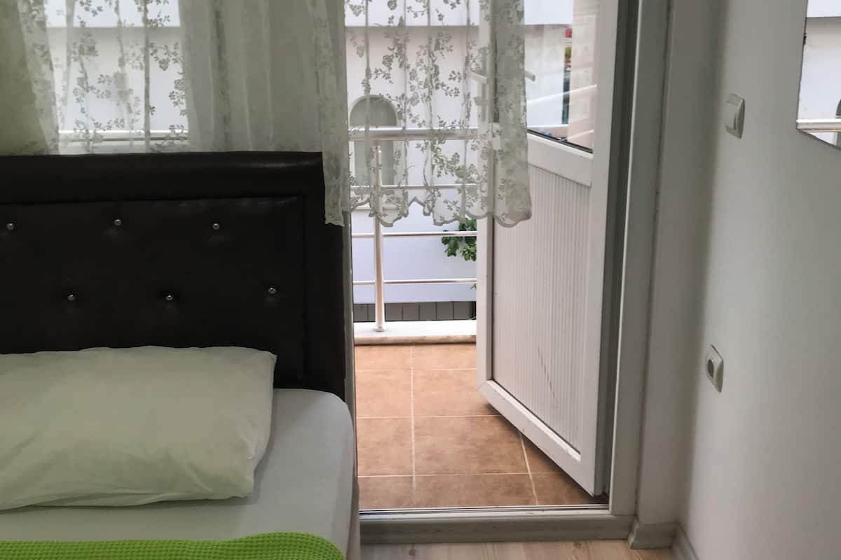 Economy eenpersoonskamer, 1 eenpersoonsbed, balkon, uitzicht op tuin | 1 slaapkamer, donzen dekbedden, individueel gedecoreerd