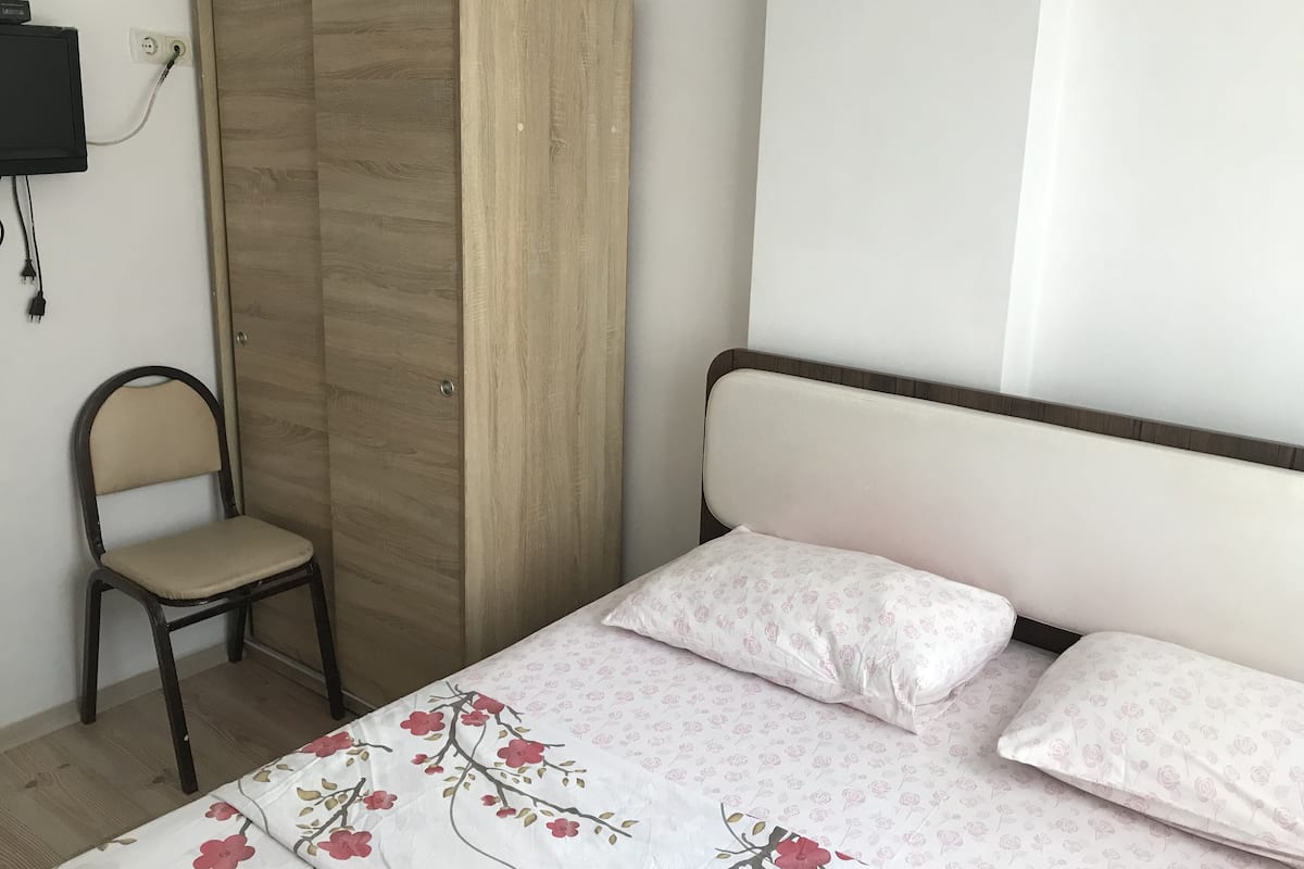 1 slaapkamer, donzen dekbedden, individueel gedecoreerd