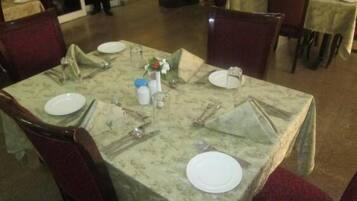 Serveert ontbijt, lunch, diner, lokale en internationale gerechten