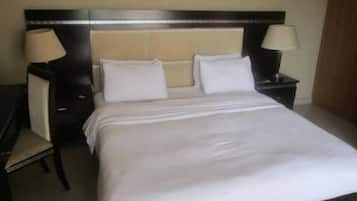 In-room safe, desk, free WiFi