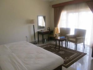 Executive Suite | In-room safe, desk, free WiFi