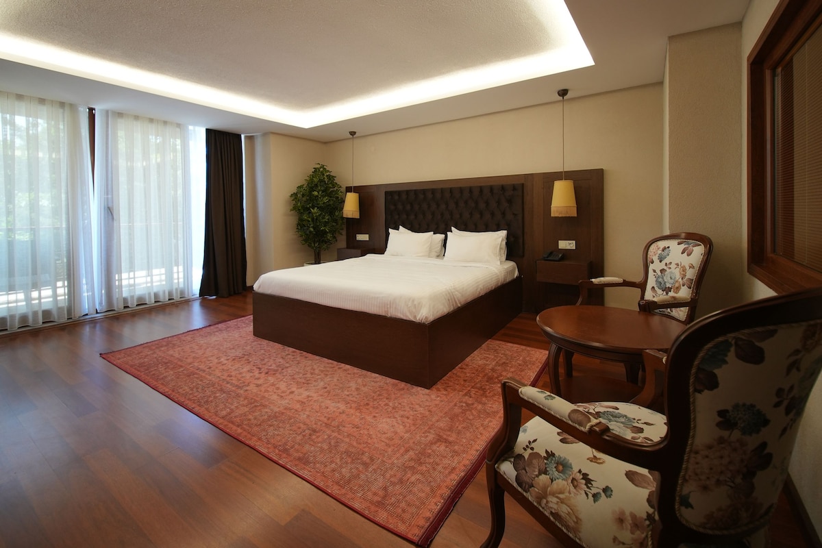 Chambre Deluxe, 1 très grand lit, balcon, vue mer | Draps en coton égyptien, literie de qualité supérieure, minibar