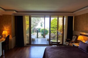 Deluxe Garden Terrace Room | Egyptian cotton sheets, premium bedding, minibar, in-room safe