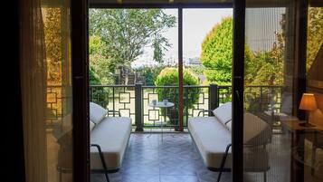 Deluxe Garden Terrace Room | Terrace/patio