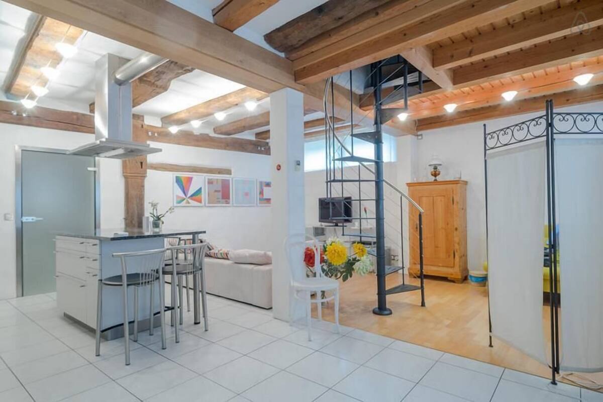 Familiestudio, 1 soverom, eget bad | Oppholdsområde | Flatskjerm-TV