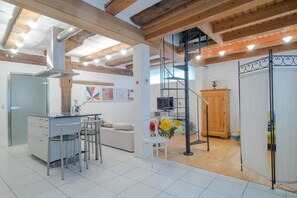 Studio Familial, 1 chambre, salle de bains attenante | Coin séjour